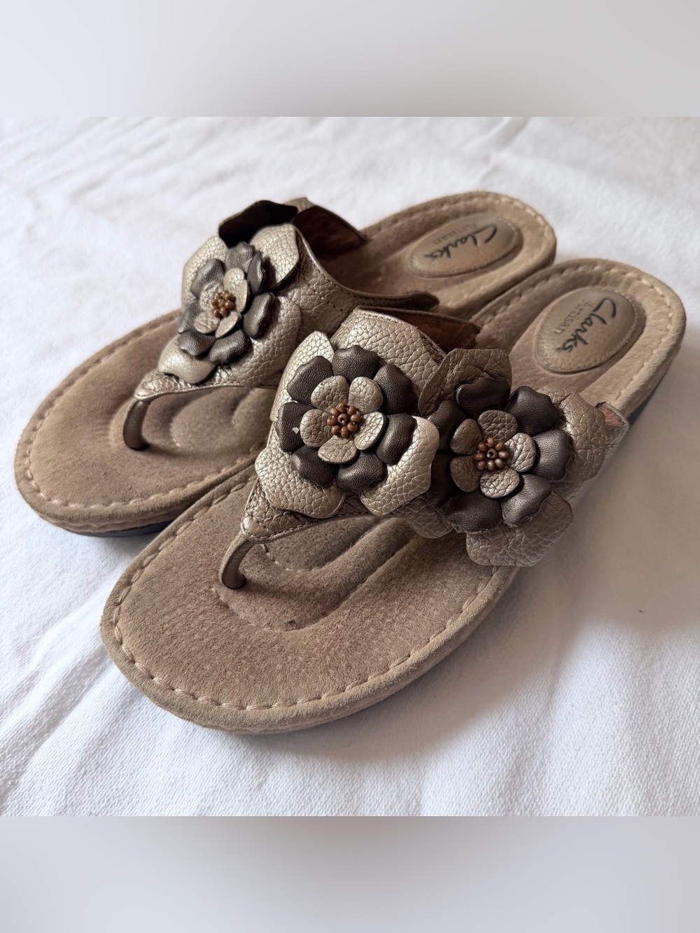 Clarks Women’s Leather Thong Sandals Floral Accent Slip On Flat US 9 M Beige